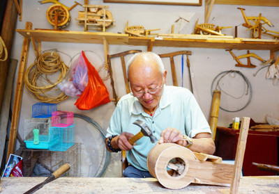 鄧南生 巧手化腐朽為神奇，賦予朽木藝術(shù)新生